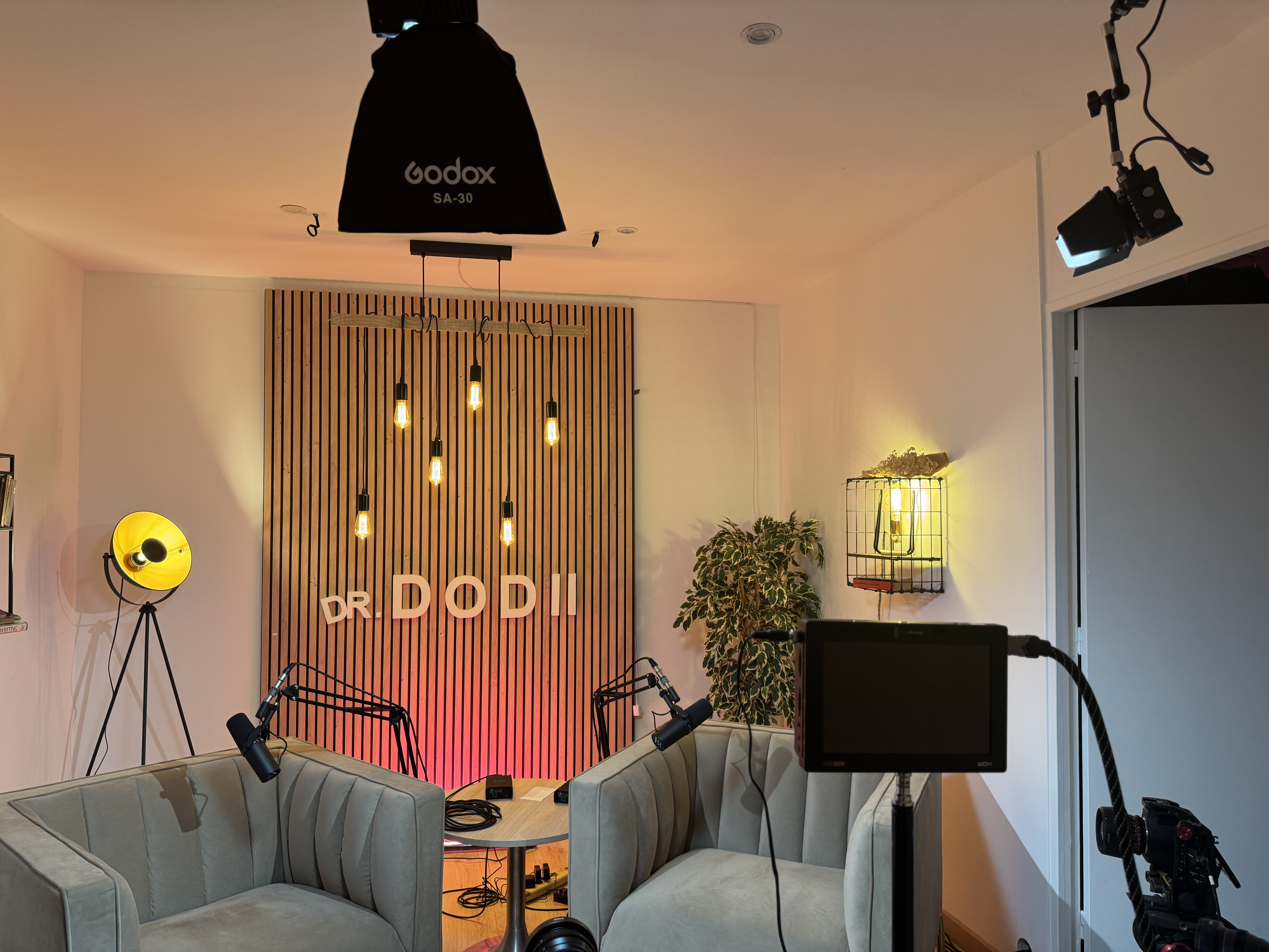 Plateau podcast Nash Record — intérieur décor bois et lumières