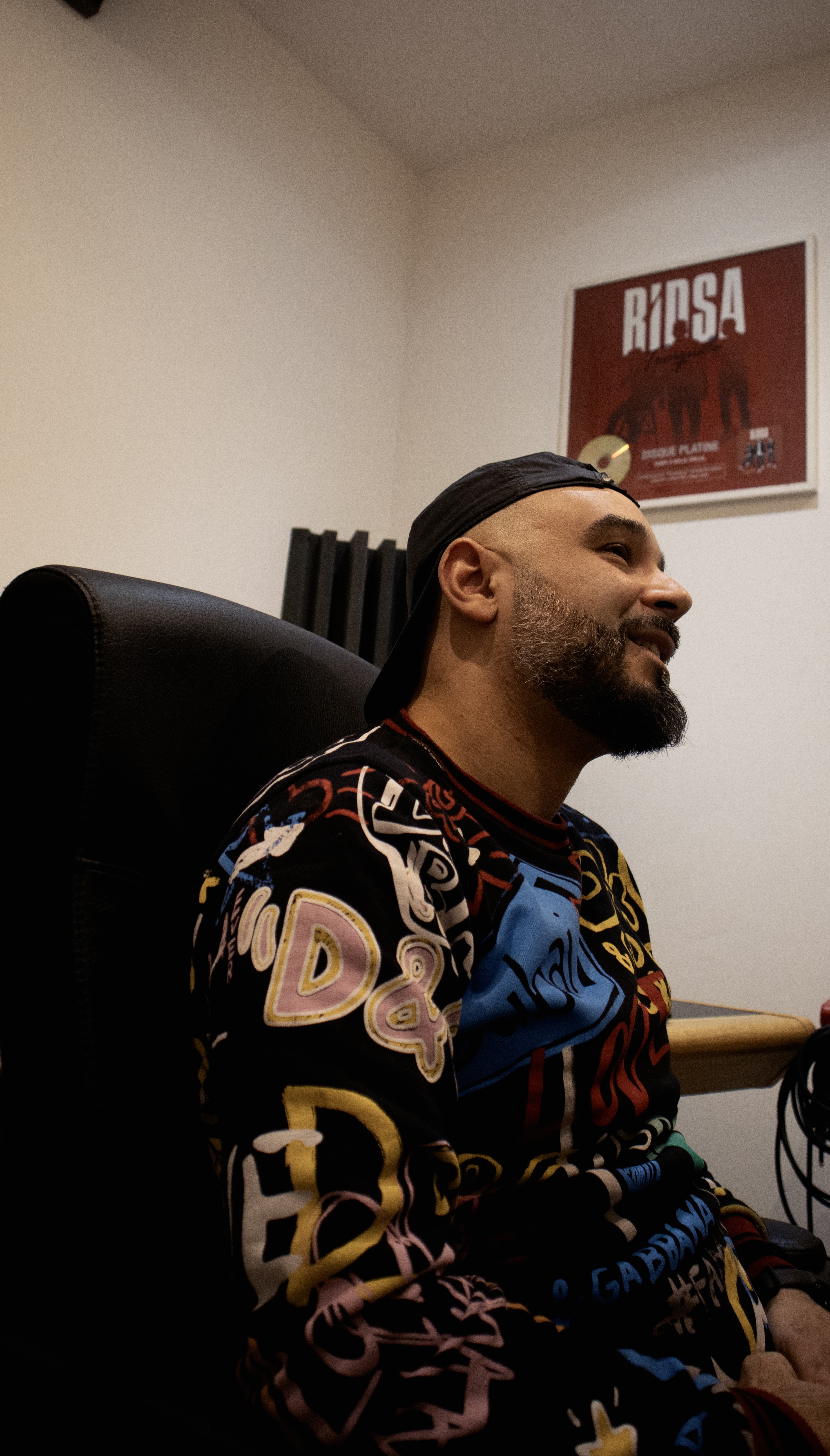 DJ Sultan Nash dans son studio Nash Record